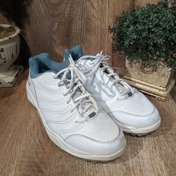 NIKE Women's Golf Shoes Size 9.  #Q - Picture 3 of 7